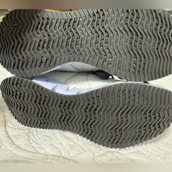 Reebok Women’s Sneakers in Gray and Black - Picture 8 of 9